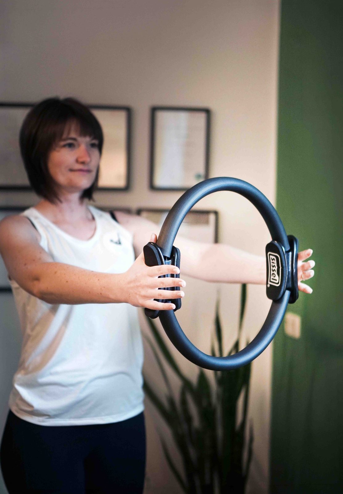Übung mit dem Pilates-Ring im Stehen