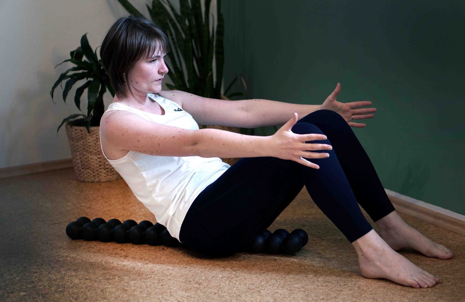 Übung mit dem Pilates-Ring im Sitzen
